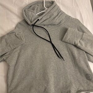 Born primitive crop hoodie